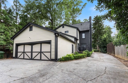 South Tuxedo Park House | Buckhead 4-BDRM,3.5 Bath Cozy house, with Piano. 5mins to The Shops of Buckhead