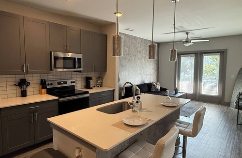 Lindridge-Martin Manor Apartment | Buckhead Black and white suite close to all you’ll need