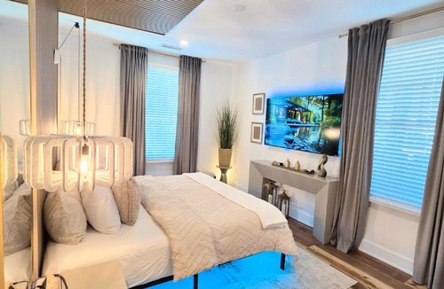Garden Hills Apartment | Buckhead Luxury Stay with Mood Lighting and Free Parking