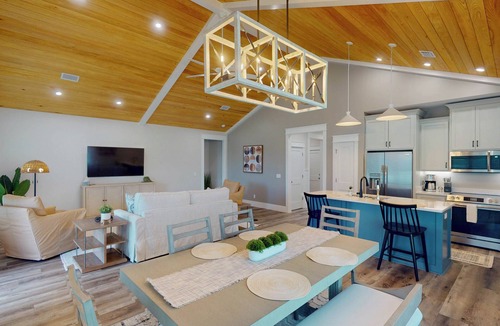 Waverly House | CABIN #1 AT SANCTUARY COVE