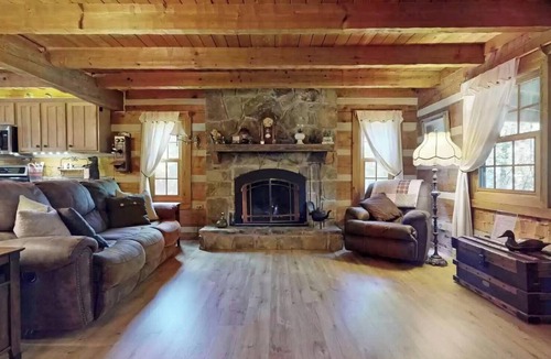 Clinton Cabin | Cabin by the Creek Sleeps 8 on 3 Beautiful acres - Close to town and activities