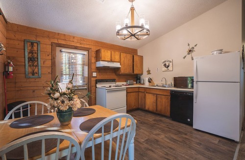 Royal Cabin | Cabin G at Safe Harbor Brady Mountain on Lake Ouachita!