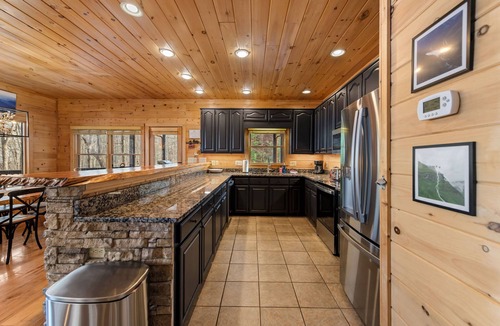 Mineral Bluff Cabin | Cabin in the Clouds, Best Views, Hot Tub, Games, Firepit, Pets, Flat Paved Drive