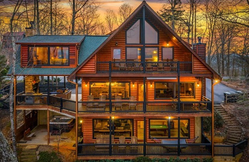 Mineral Bluff Cabin | Cabin in the Clouds, Best Views, Hot Tub, Games, Firepit, Pets, Flat Paved Drive