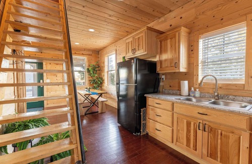 South Pittsburg Cabin | Cabin in the Sky with an outdoor kitchen!