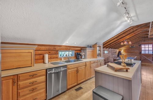 Gainesville Cabin | Cabin On Lanier With Deep Water Dock!