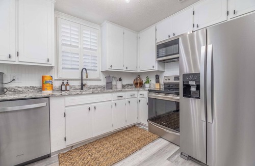 Columbus Cottage | Camille Cottage ~ Ideal for Short-Term Stays or Traveling Professionals