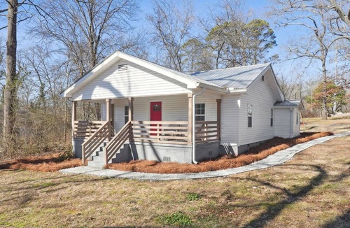 Canton House | Canton Comfort - Stylish 3/2 Home w/Firepit