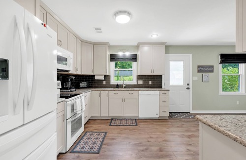 Cartersville House | Cartersville Colonial Family-Friendly Retreat with Spacious Yard