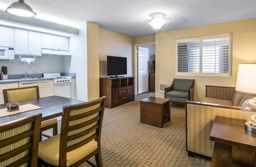 Ormond Shores Condo | Casa Del Mar Beach Resort- studio streetside