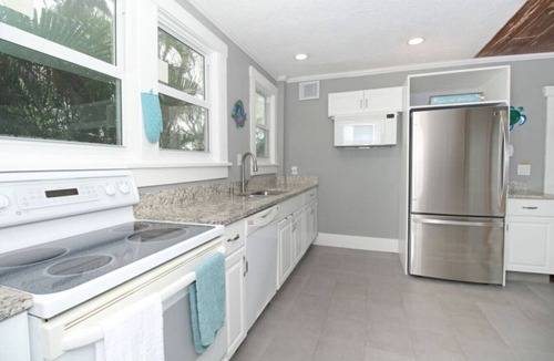 Southside House | Casa Encanto King 3BR Kitchen Patio Wifi Beach 7 Min
