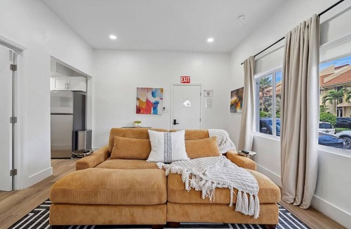 Hollywood South Central Beach Apartment | Casa Roselle full 2/2