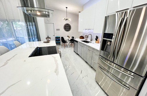 Dania Beach House | Casa Solara 4BR/2BA Heated Saltwater Pool, 2 Kings!