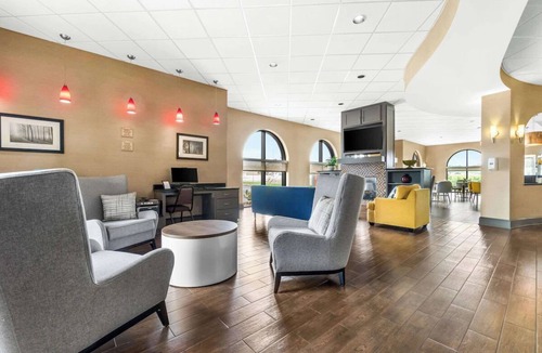 Jackson Hotel | Casey Jones Vlg. King Room w/Breakfast, Gym & Pool