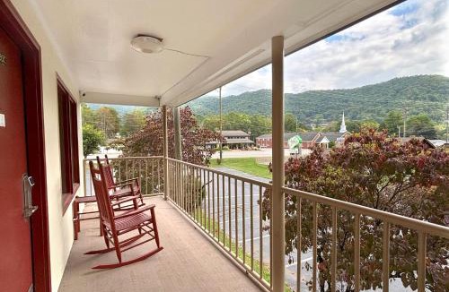 Maggie Valley Hotel | Castlewood Inn