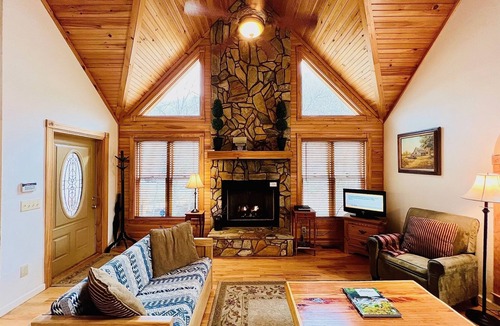 Boone Cabin | Catch & Release - Trout Stream, Wi-Fi, Pool Table