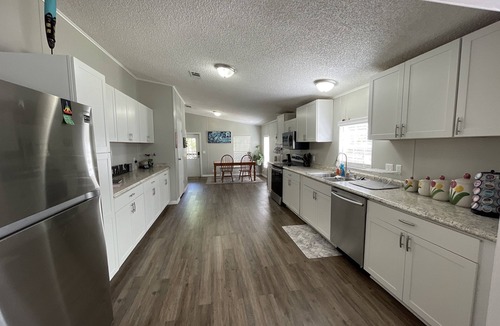 Mcalpin House | Cave Divers Spring Escape, Sleeps 8+, Private Patio, Fire Pit, Spacious Kitchen
