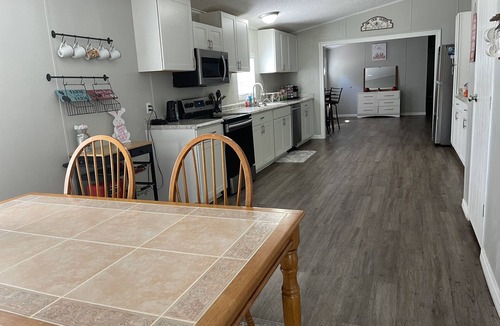 Mcalpin House | Cave Divers Spring Escape, Sleeps 8+, Private Patio, Fire Pit, Spacious Kitchen