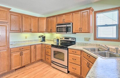 Cedar Rapids House | Cedar Rapids Home ~ 3 Mi to Dtwn!