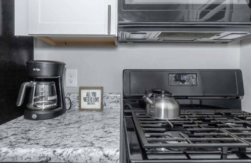 South Tuxedo Park Apartment | Central Buckhead 2BR apartment with king beds, full kitchen, fast Wi-Fi, and free parking — minutes from Lenox Square, Phipps Plaza, and top dining.