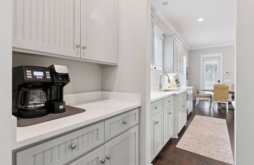 Demere Park House | Central Location with a pool, sleeps 10