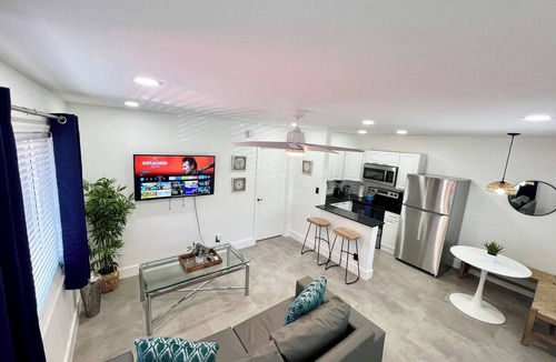 Lake Ridge Apartment | Central, Modern & Stylish 1Br 1Bath Apt in Lake Ridge