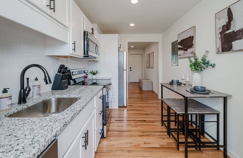 Civil Rights Historic District Condo | Central Suites Trio-Groups/Multi-King Beds/Parking