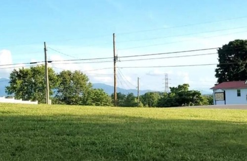 Greene County House | Centrally located Cozy RV- Pet Friendly Bunkhouse