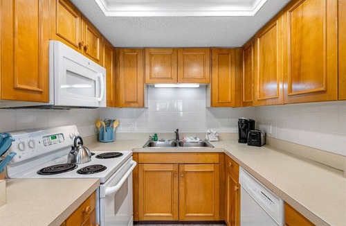 Madeira Beach Condo | Chambre 205 - Pool, Hot Tub, Walk to John's Pass!