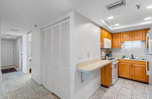 Madeira Beach Condo | Chambre 205 - Pool, Hot Tub, Walk to John's Pass!