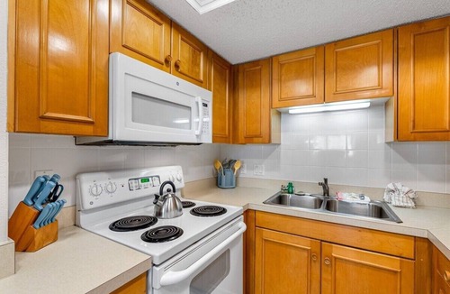Madeira Beach Condo | Chambre 205 - Pool, Hot Tub, Walk to John's Pass!