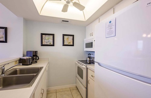 Siesta Key Cottage | Charming 1/1 condo at Palm Bay Club in Sarasota, with stunning east views.