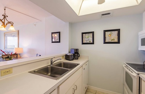 Siesta Key Cottage | Charming 1/1 condo at Palm Bay Club in Sarasota, with stunning east views.
