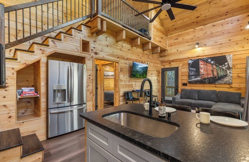 Tellico Plains Cabin | Charming 1-bedroom/sleeps 6 cabin with AC in peaceful Tellico Plains