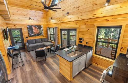Tellico Plains Cabin | Charming 1-bedroom/sleeps 6 cabin with AC in peaceful Tellico Plains