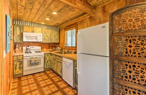 Midway Ski Chalet | Charming 1-bedroom chalet, Outdoor Shower TOO! Near Savannah