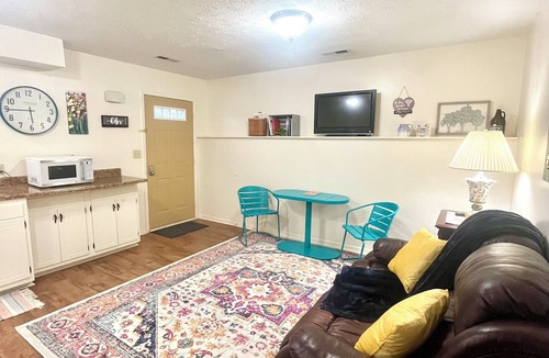 Williamstown Apartment | Charming 1-Bedroom in lovely Williamstown