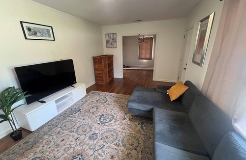 Hardwick House | Charming 2-bedroom house in terrific Milledgeville with WiFi, AC