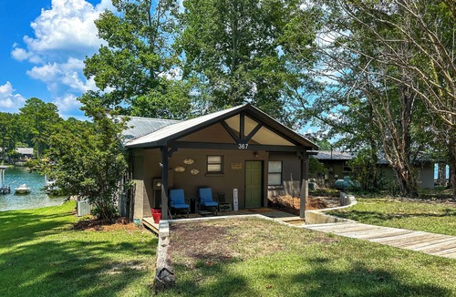 Eclectic House | Charming 2-bedroom 2 bath house on beautiful Lake Martin. Quiet and peaceful.