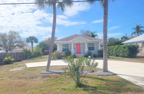 Englewood House | Charming 2-bedroom beach themed Englewood house with heated pool and large yard.