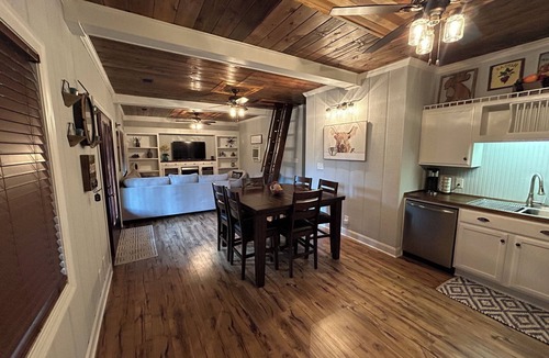 Steens Ski Chalet | Charming 2-bedroom chalet with AC and WiFi in Caledonia