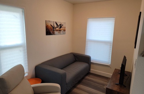 Long Mott Cottage | Charming 2-bedroom cottage with AC, Washer/Dryer, and WiFi in Seadrift