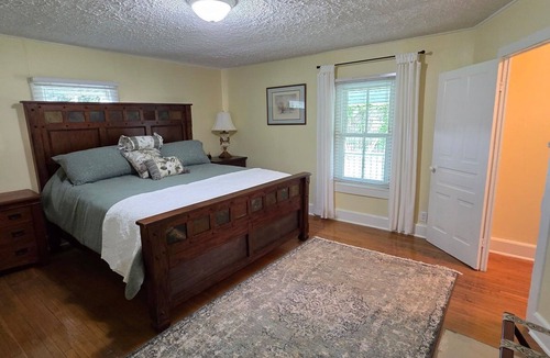 Seymour House | Charming 2-bedroom farmhouse 15 min drive to Pigeon Forge! Rv/Trailer Parking