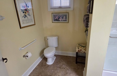 Seymour House | Charming 2-bedroom farmhouse 15 min drive to Pigeon Forge! Rv/Trailer Parking