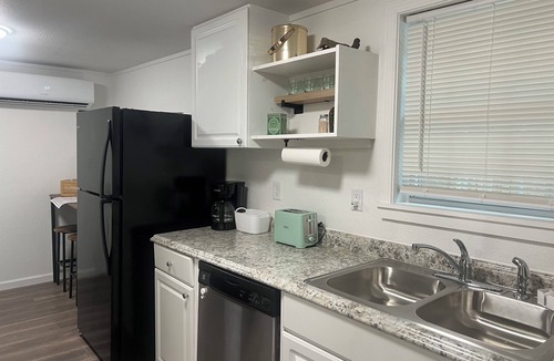 Texarkana House | Charming 2-bedroom house with AC, WiFi minutes away from the TX/AR Stateline