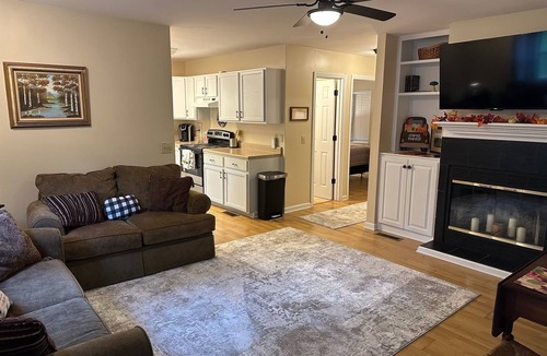 Tallassee House | Charming 2-bedroom lakefront cabin with AC and WiFi in beautiful Smoky Mountains