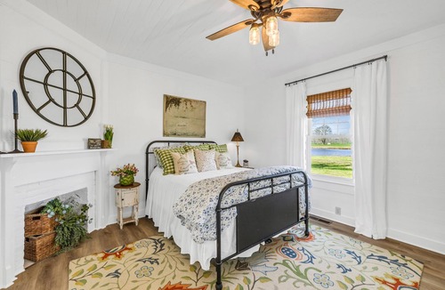 Barnesville Other | Charming 2-bedroom farmhouse in wonderful Barnesville with WiFi, AC