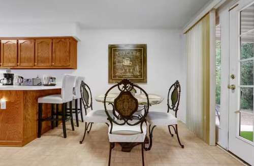 Center Point House | Charming 2-bedroom house with WiFi, AC in Center Point