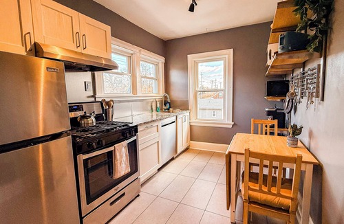 Fairfax Apartment | Charming 2BR Apt Close to Historic Mariemont, 15 Minutes from Cincy Downtown