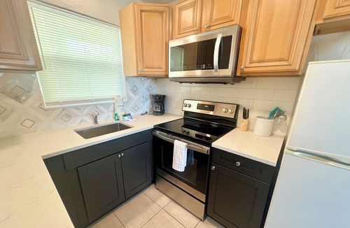 Redington Shores Cottage | Charming 2BR cottage steps from Beach, Dogs Welcome